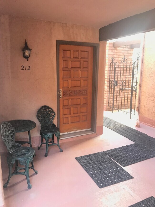 Foto del edificio - Updated 2 bed 2 bath Plus Office Condo.  6...