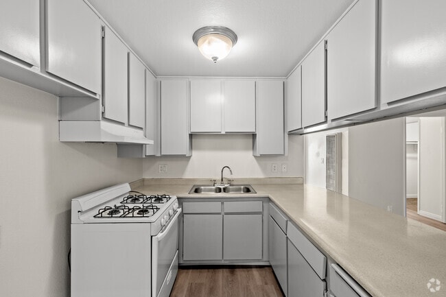 2BR, 1.5BA - 790SF - Kitchen - Marlindo Apartments