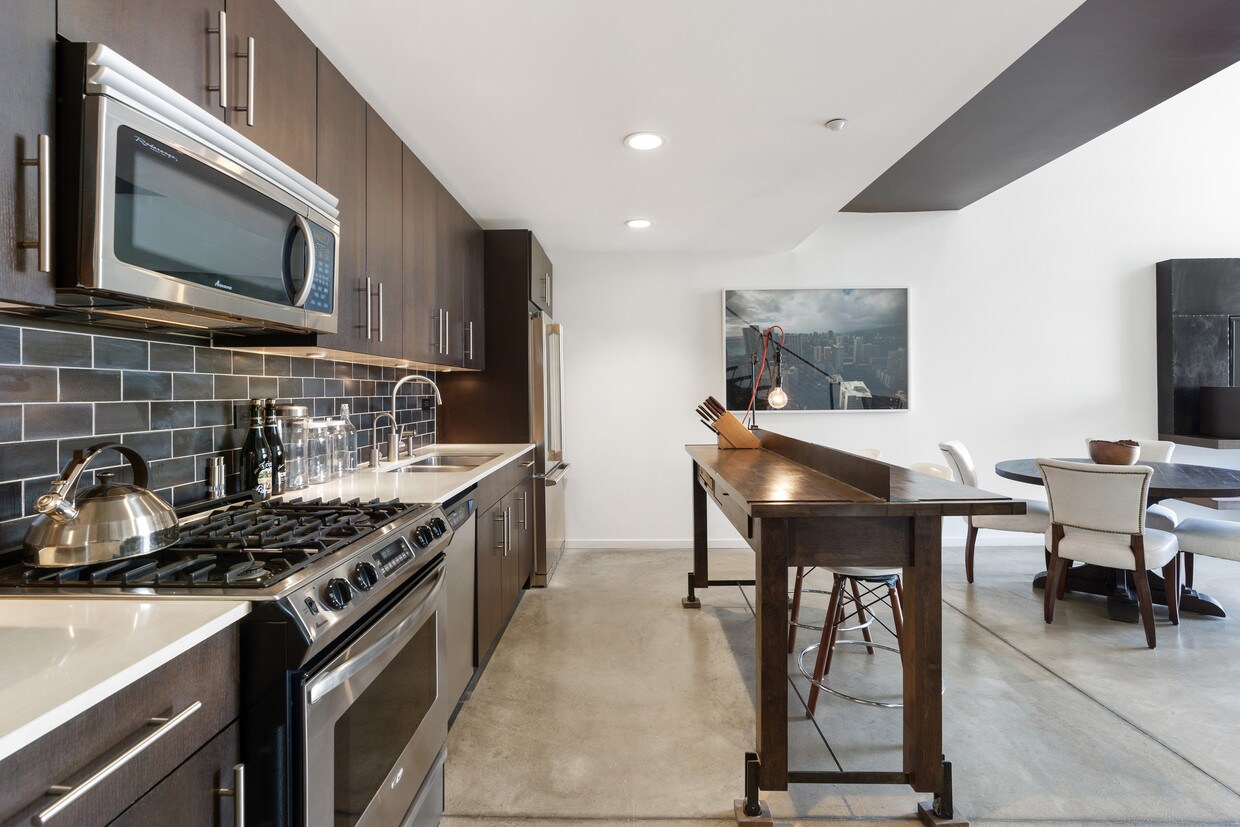 Primary Photo - 4111 Sunset Blvd