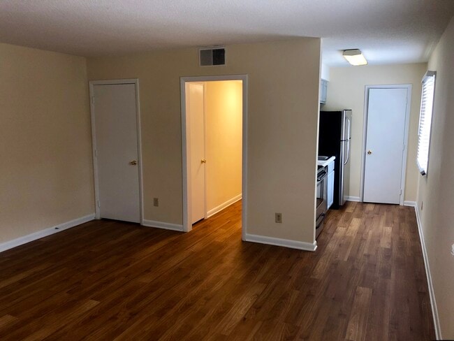 Building Photo - 900 Moses Ct