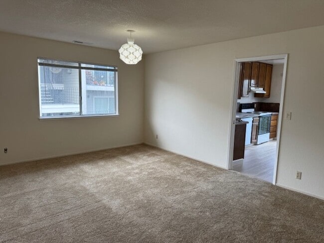 Building Photo - Upper level 2 bedroom 2 bath condo, laundry in unit!