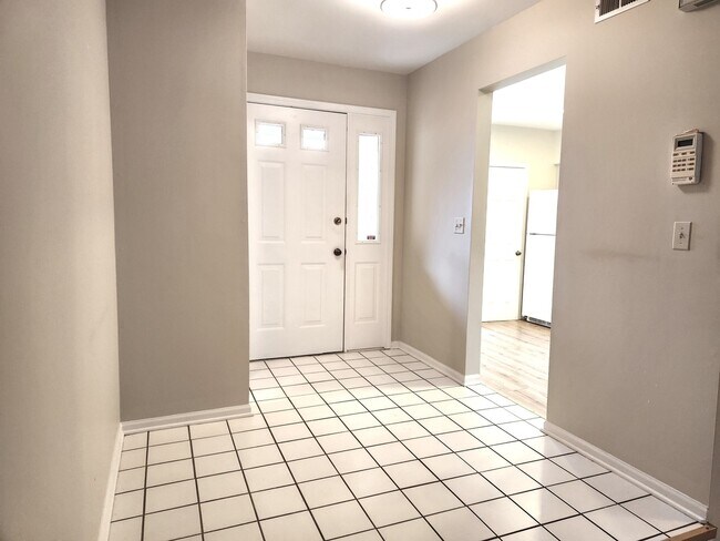 Building Photo - 703 Ascot Ct