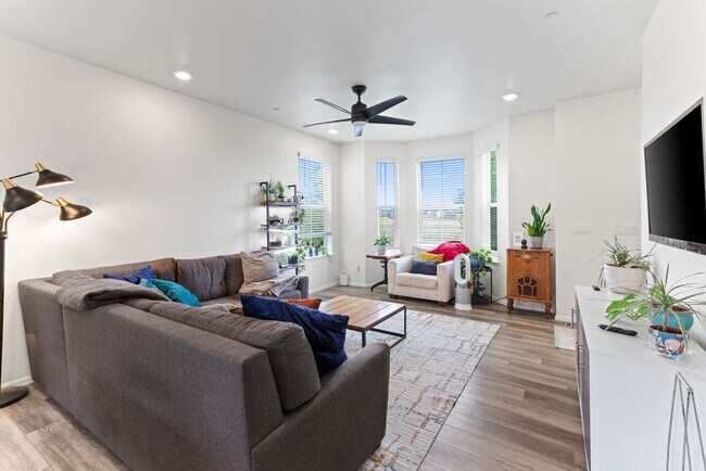 Foto del edificio - Beautiful 2 bedroom, 2.5 bath townhome in Mosaic