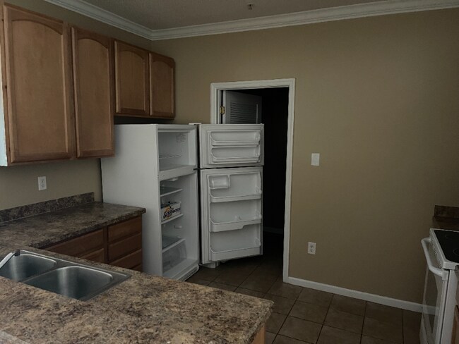 Building Photo - 5840 Longwood Dr