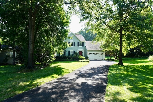 Building Photo - Lovely and Spacious 3 Bedroom 2.5 Bathroom...