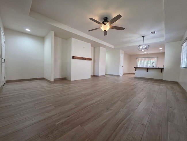 Building Photo - 3 bedroom 2 bathroom in NW Visalia!