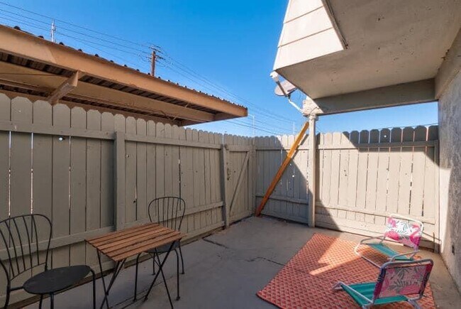 Building Photo - 3417 Villa Knolls S Dr