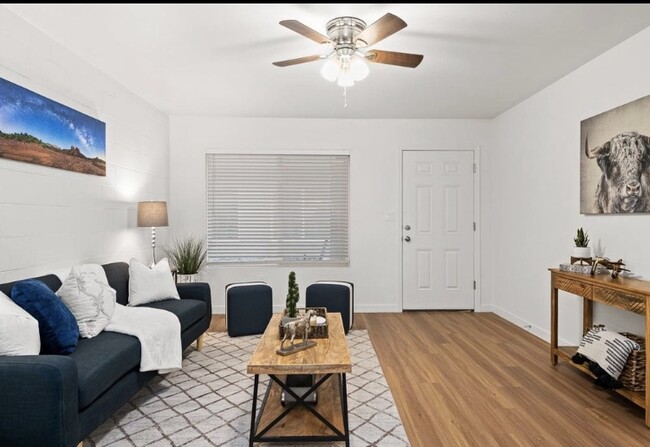 Foto del edificio - 1030 N Jerrie Ave