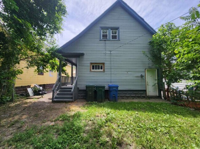 Building Photo - FIVE Bedroom Single Family Home!
