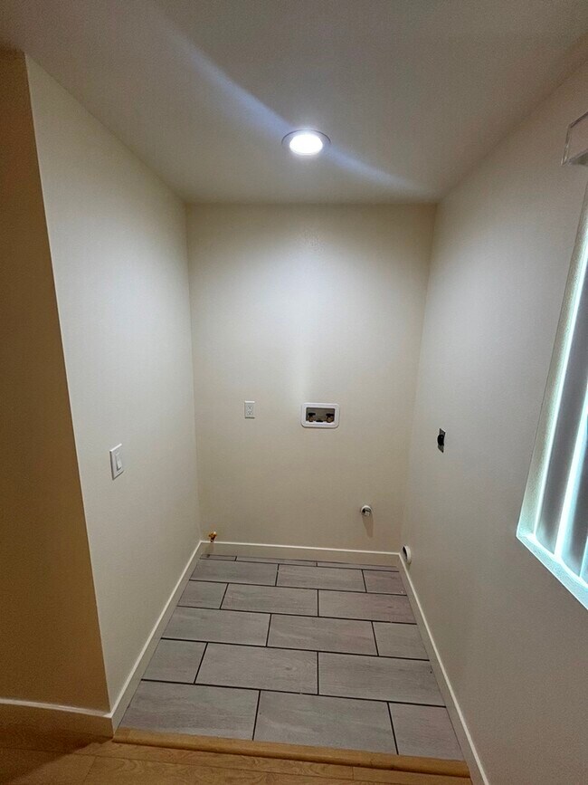 Foto del edificio - 6210 Brynhurst Ave