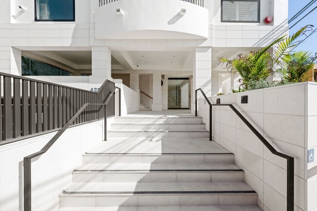 Building Photo - The Georgian Studio City