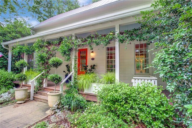 Foto del edificio - 9043 Selborne Ln