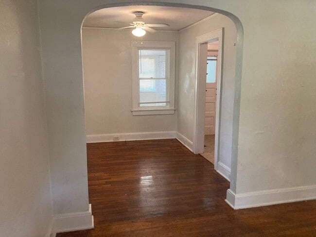 Building Photo - PRE-LEASING FOR AUGUST 2026! Walkable to C...