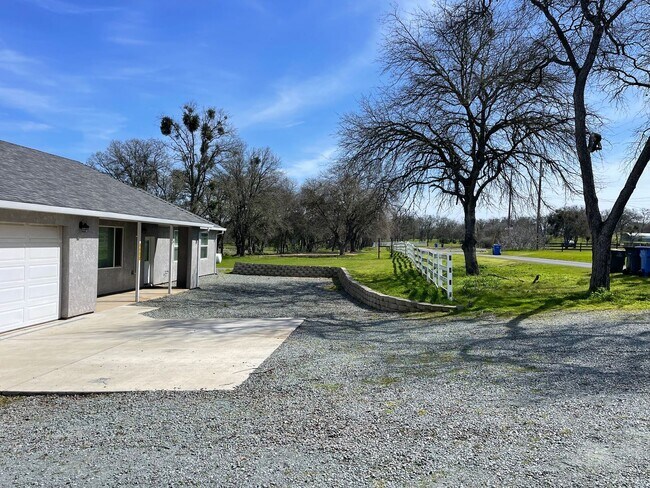 Building Photo - Like new 3br/2ba home on 5 Ac.