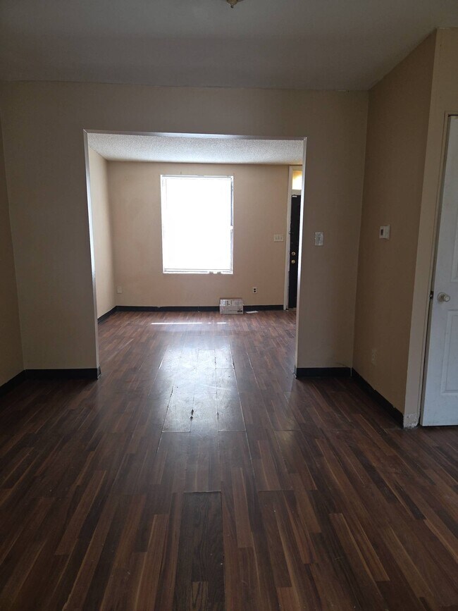 Foto del edificio - 2219 Winton St