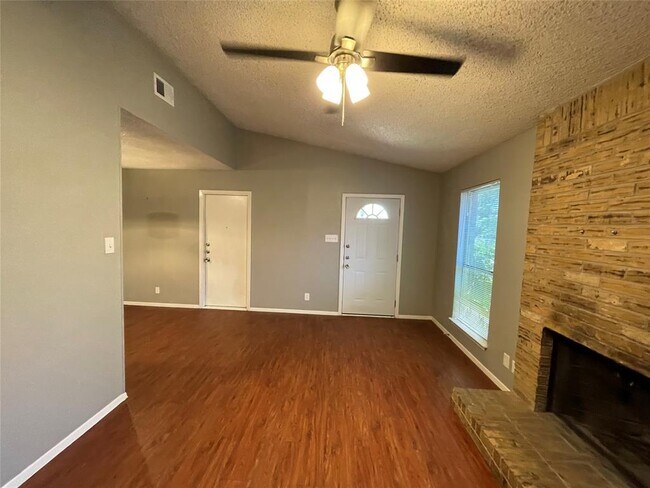Foto del edificio - 7214 Lilac Ln