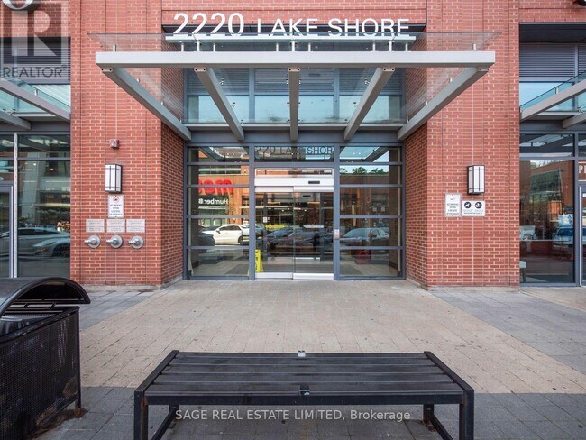 Photo du bâtiment - 2220 Lake Shore Blvd W