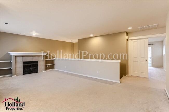 Building Photo - Beautiful 2 Bedroom Townhouse with a Priva...