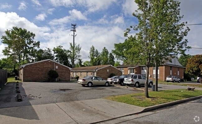 Building Photo - Quiet Two Bedroom Apartment off Rodman Ave