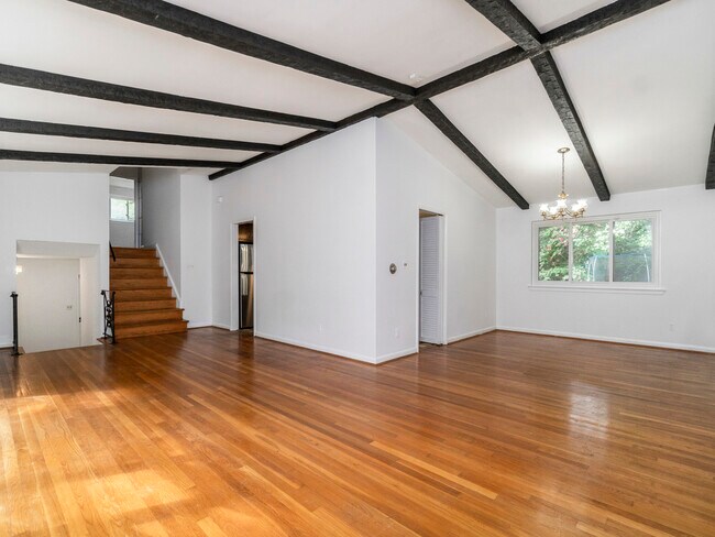 Building Photo - 6613 Lone Oak Dr