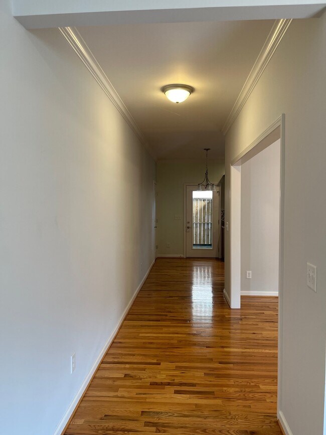 Foto del edificio - "Charming 2-Bed, 2-Bath Condo with Gleaming Hardwood Floors in Fairview's Fernvale Springs!"