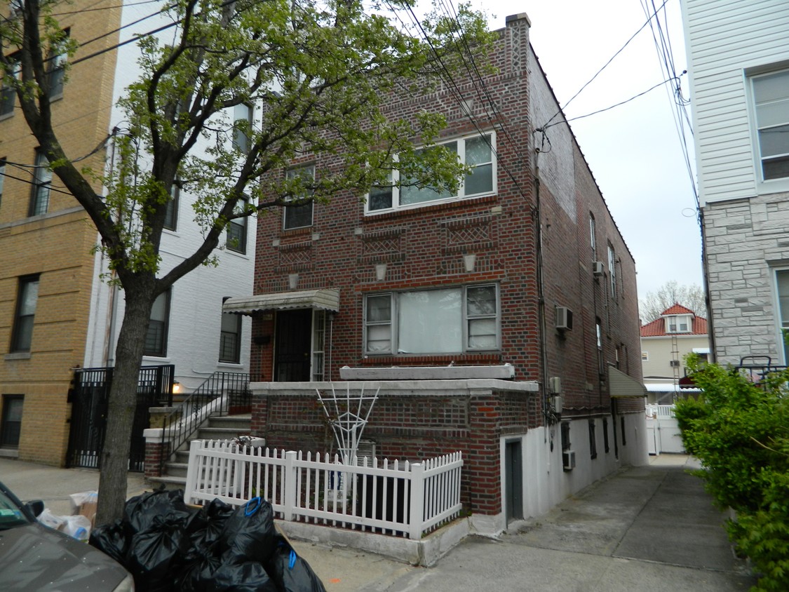Primary Photo - 1960 Lurting Ave
