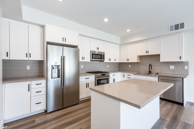 Building Photo - 857 N Hayworth Ave