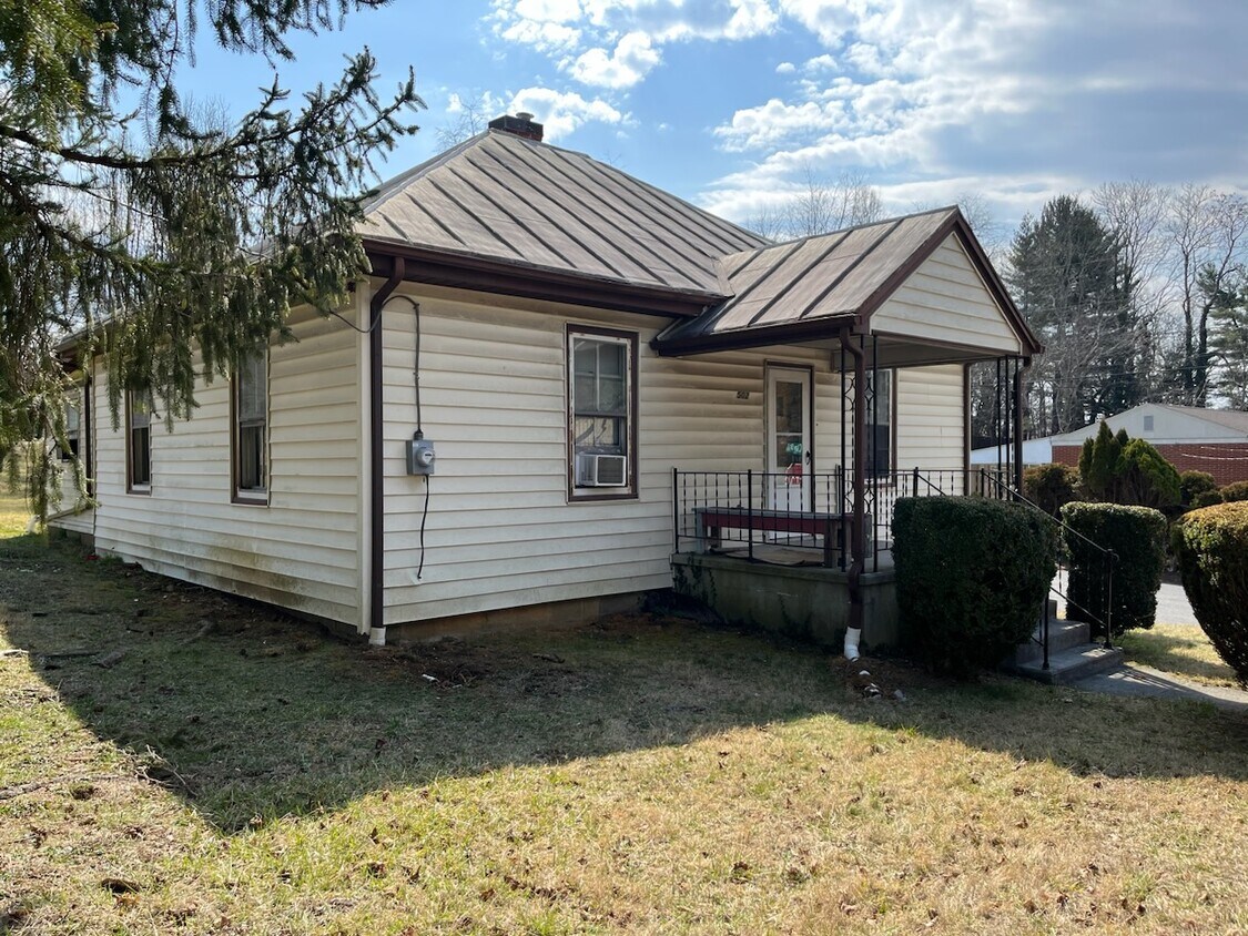 Primary Photo - 502 Clay St SE