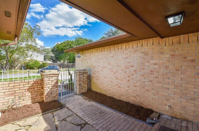 Foto del edificio - 19915 Timber Forest Dr