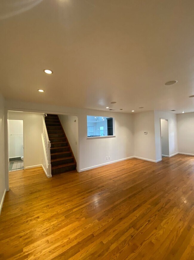 Foto del edificio - Long Beach: 4 bedroom 3 bath with Spacious...
