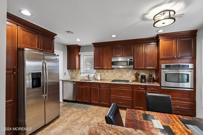 Building Photo - 211 Pear Dr