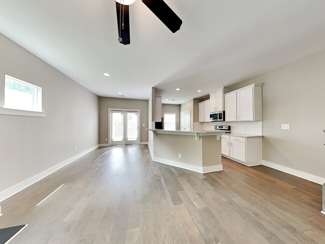 Building Photo - 6256 Hillandale Dr