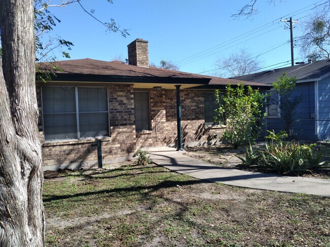 Building Photo - 825 Avenue B