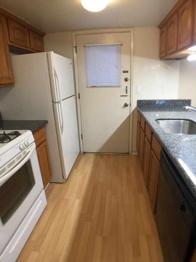 Building Photo - 235 Red Oak Dr W