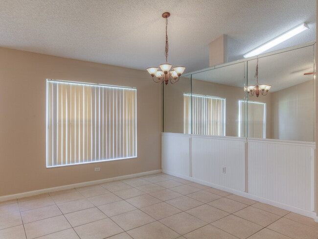 Building Photo - 2765 Falcon Crest Pl