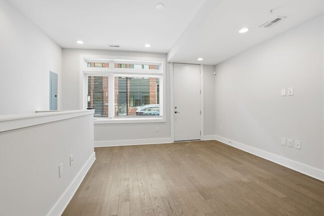 Building Photo - Exquisite 3-Bedroom Townhouse with Garage in Private Community! Available NOW!