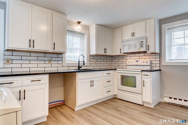 Foto del edificio - 8 Maple Ave