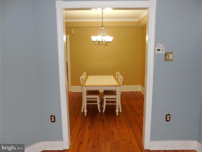 Building Photo - 327 Lyceum Ave