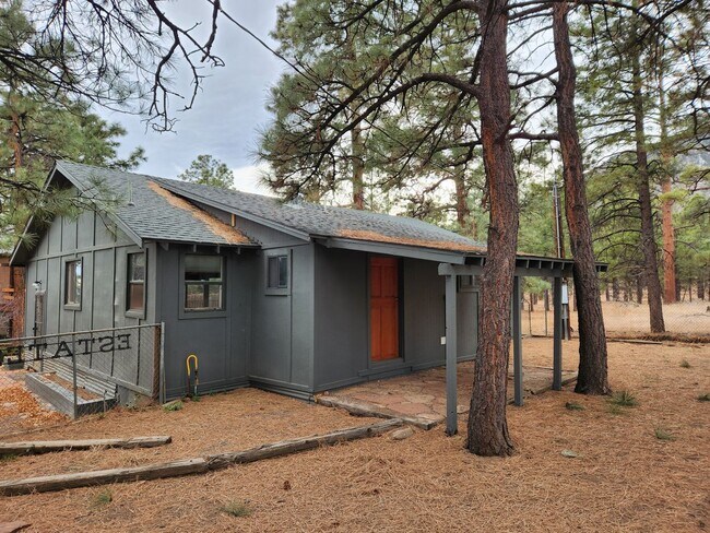 Foto del edificio - Quiet 2 bedroom Home near the base of Mt. ...