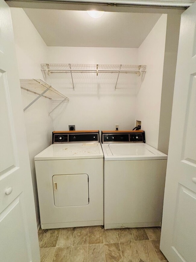 Building Photo - 2 Bedroom 2.5 Bathroom Townhouse