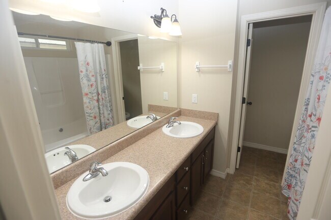 Foto del edificio - 594 Hunters Ridge Rd