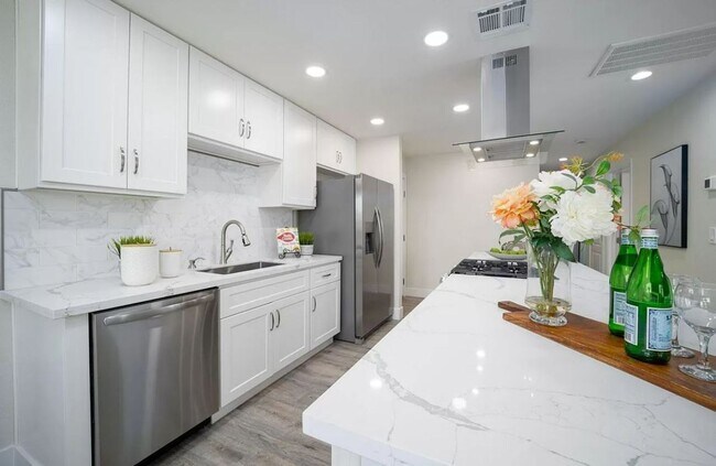 Building Photo - Freshly and Completely Renovated West Faci...
