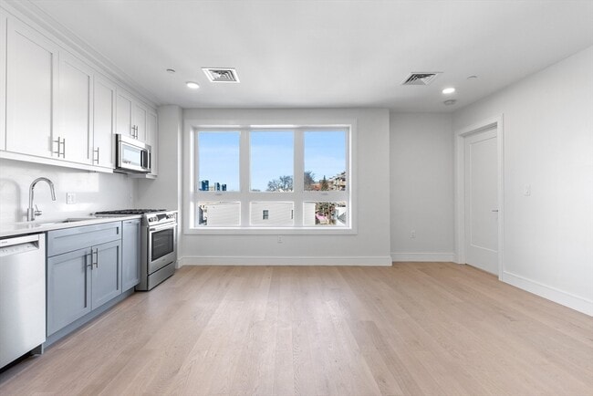 Building Photo - 305 Border St