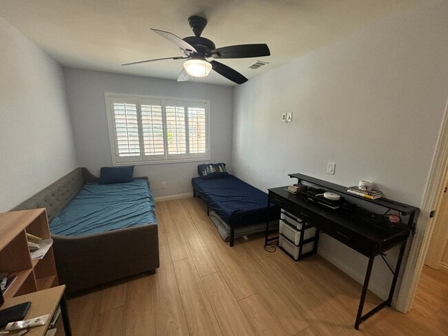Building Photo - 2 Bedroom Towhome for Rent in Sylmar.
