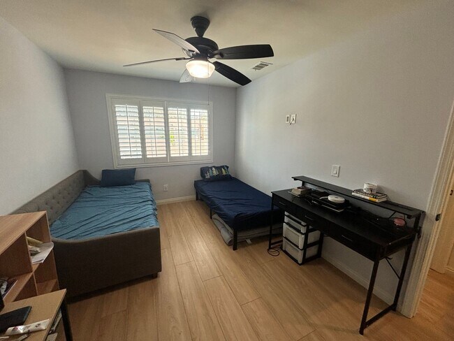 Foto del edificio - 2 Bedroom Towhome for Rent in Sylmar.