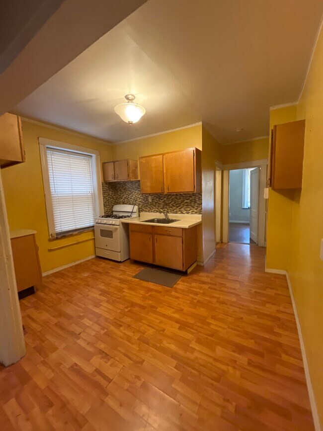 Kitchen - 125 Manhattan Ave