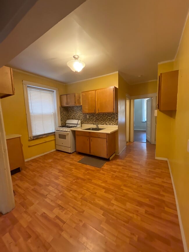 Kitchen - 125 Manhattan Ave