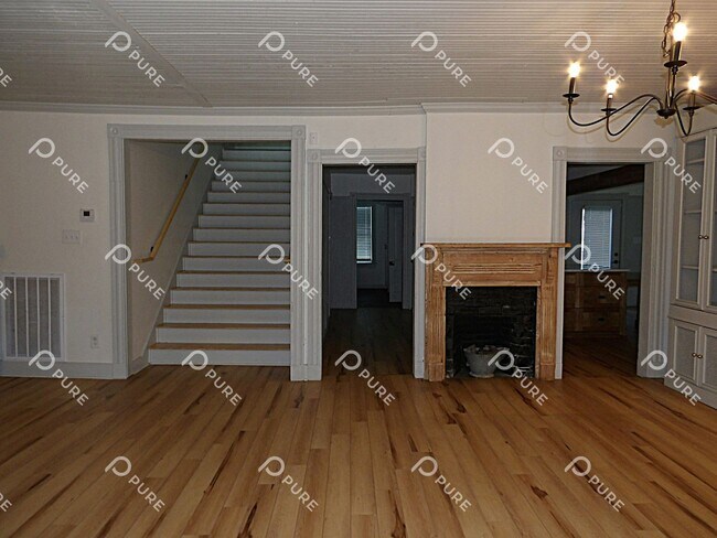 Building Photo - 3305 Bradley St SW