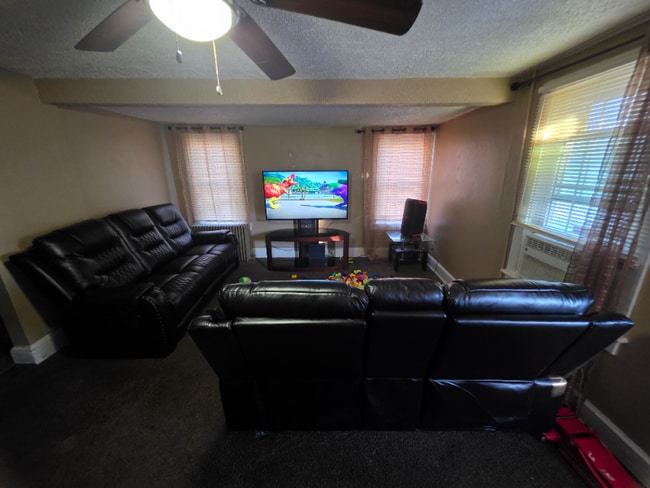 Building Photo - 328 W Peach St