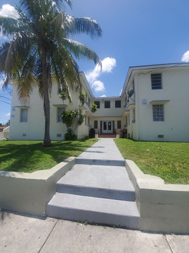 Building Photo - 680 SW 7th Ave